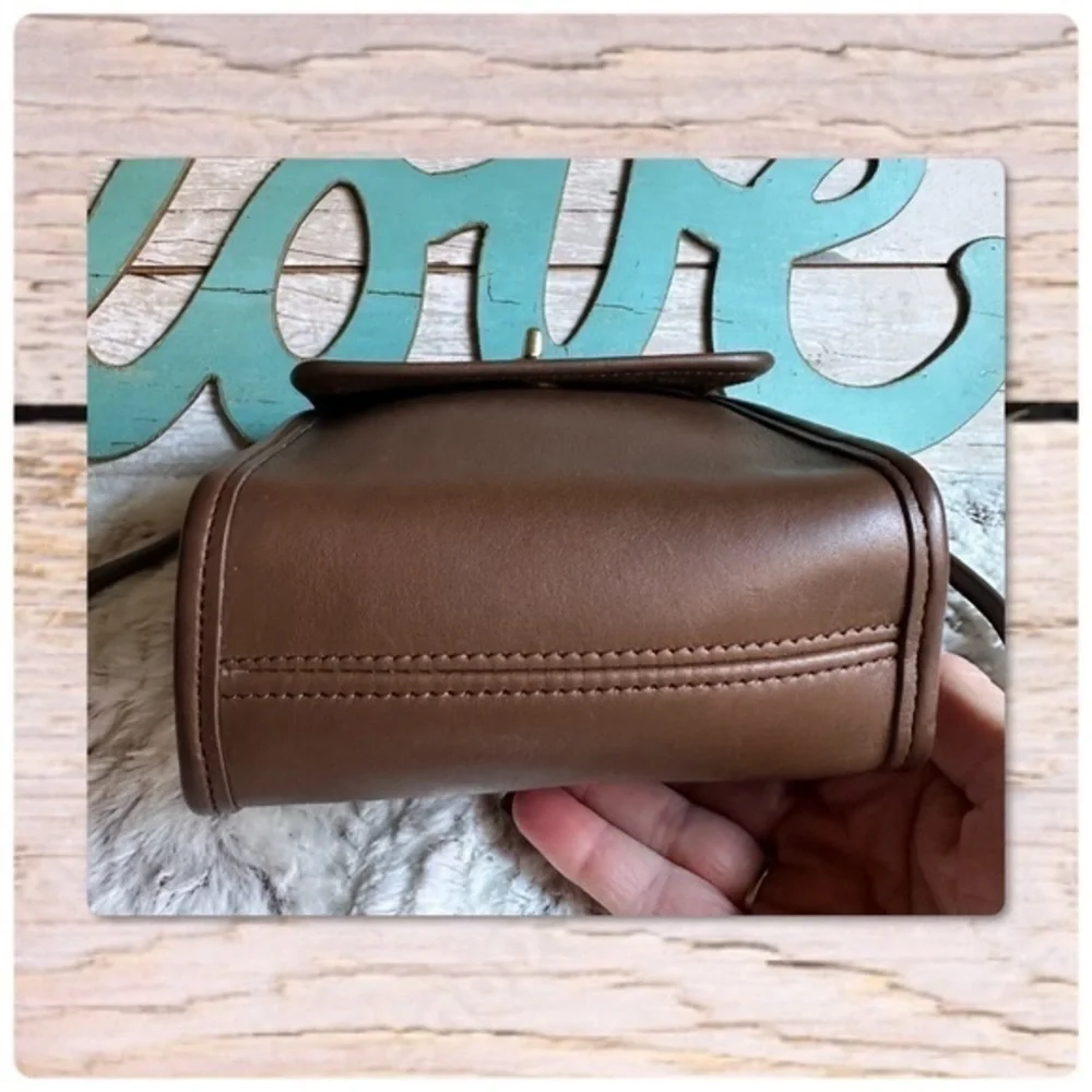 VINTAGE COACH TAUPE BROWN CROSSBODY SCOOTER CROSSBODY BAG
Style 9893 - Picture 6 of 12